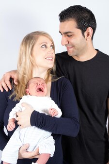 Close-up van gelukkige ouders die hun pasgeboren baby huilend vasthouden