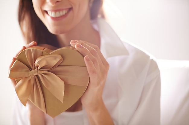 Gratis foto close-up van gelukkige vrouw met haar gift