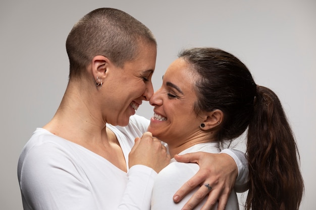 Close-up van gelukkige vrouwen die verliefd zijn