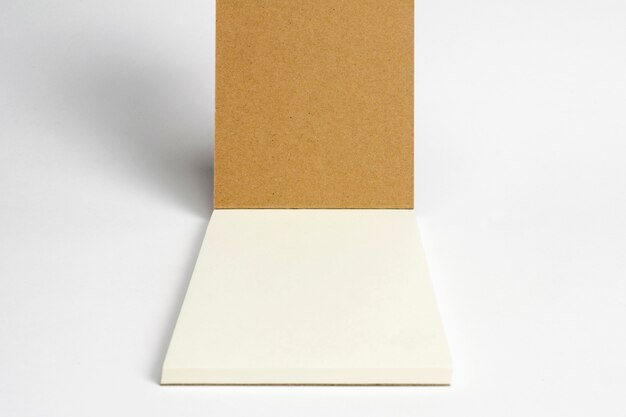 Close-up van geopende agenda met karton hardcover en blanco pagina's die op wit worden geïsoleerd.