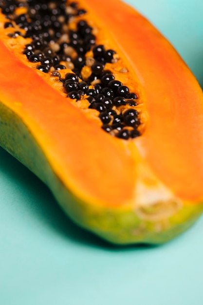 Gratis foto close-up van gesneden papaya fruit