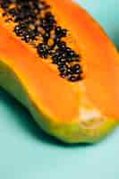 Gratis foto close-up van gesneden papaya fruit