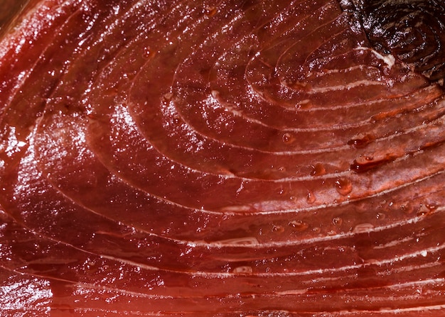 Gratis foto close-up van gesneden visvlees in markt