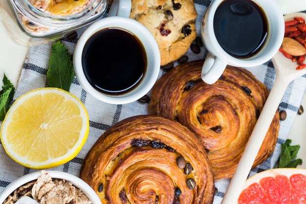 Close-up van gesteunde koekjes en koffie met citrusvruchten