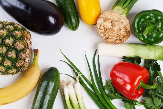 Close up van gevarieerde groente en fruit op witte achtergrond