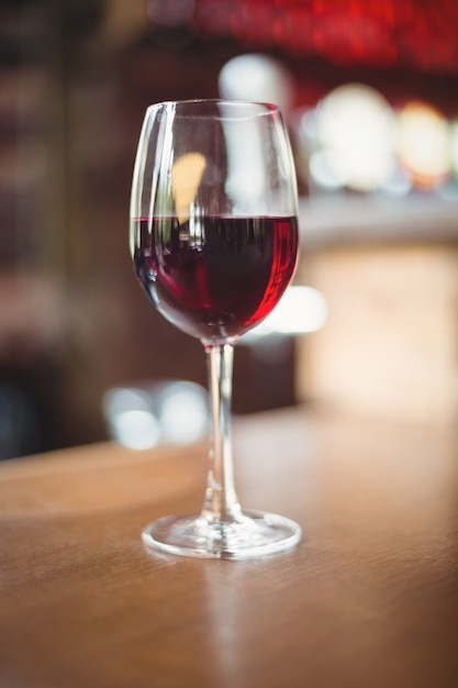 Close-up van glas met rode wijn op tafel
