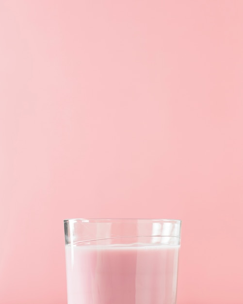 Close-up van glas met roze milkshake