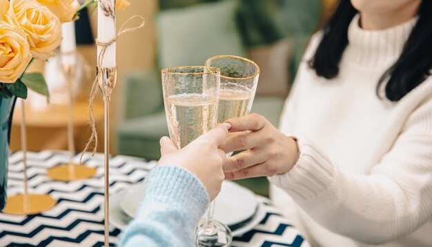 Close-up van glazen met champagne in vrouwelijke handen