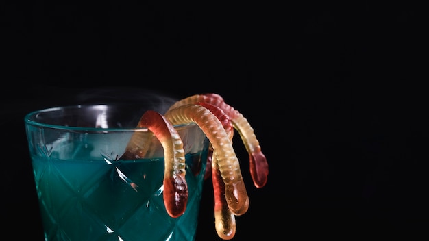 Gratis foto close-up van groene drank met geleiwormen