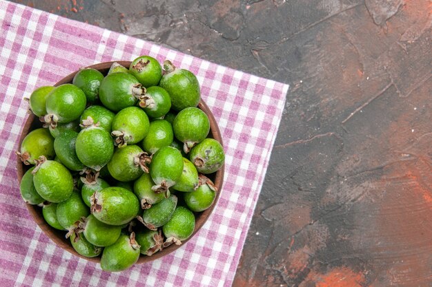 Gratis foto close-up van groene kleine vitaminebom verse feijoa's in een bruine pot