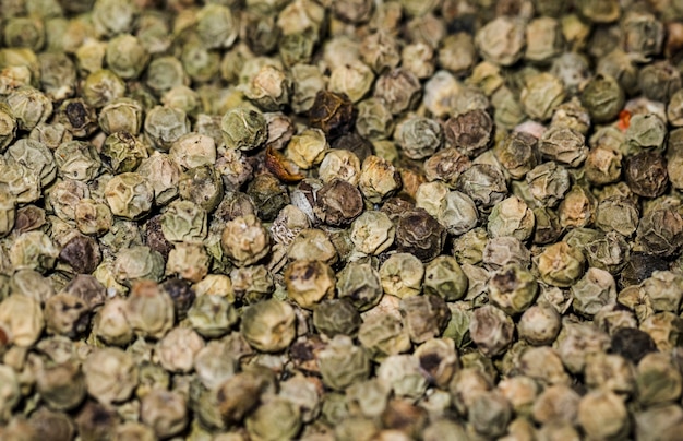 Gratis foto close-up van groene paprika op de markt