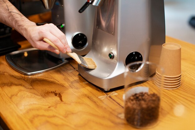 Close-up van hand borstelende koffiemachine
