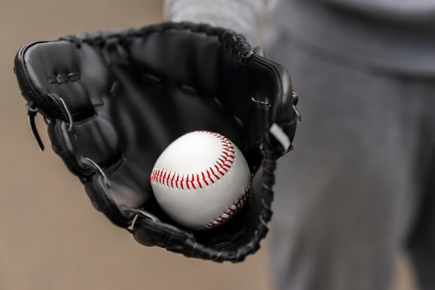 Close-up van hand met het honkbal van de handschoenholding