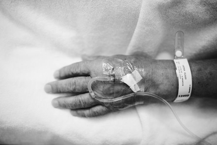 Gratis Foto close-up van hand met iv-buis