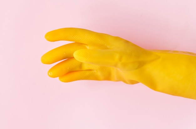 Close-up van handen die handschoenen dragen huishoudelijk klusjesconcept