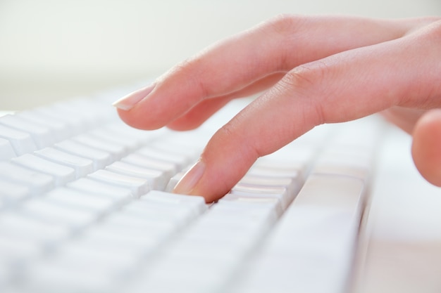 Gratis foto close-up van handen die op het toetsenbord op de werkplek typen