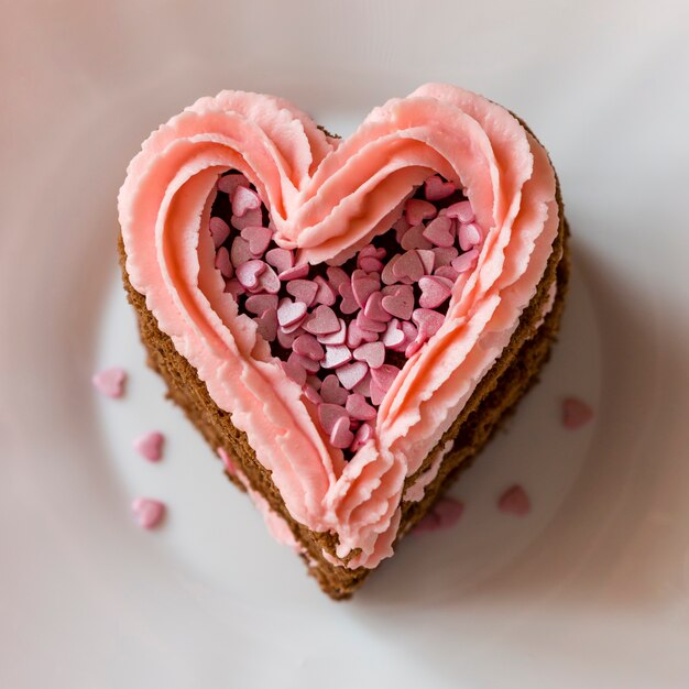 Close-up van hartvormige cakeplak met glimmertjes