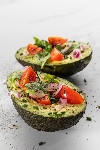 Gratis foto close-up van heerlijke gezonde salade in avocadosamenstelling