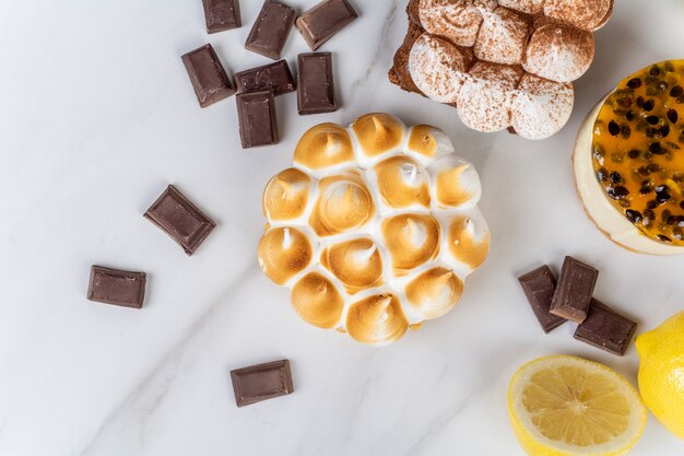 Close-up van heerlijke mini-chocolade, citroentaart en passievruchtencake. Cook concept.