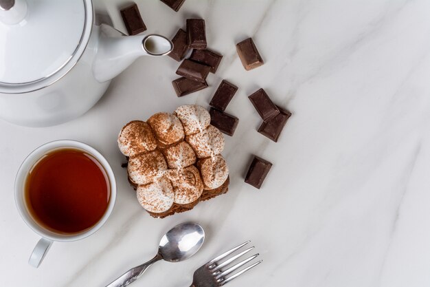 Close-up van heerlijke mini chocoladetaart met een kopje thee. Cook en bakkerij concept.