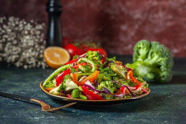 Close-up van heerlijke veganistische salade met verse ingrediënten in een bord