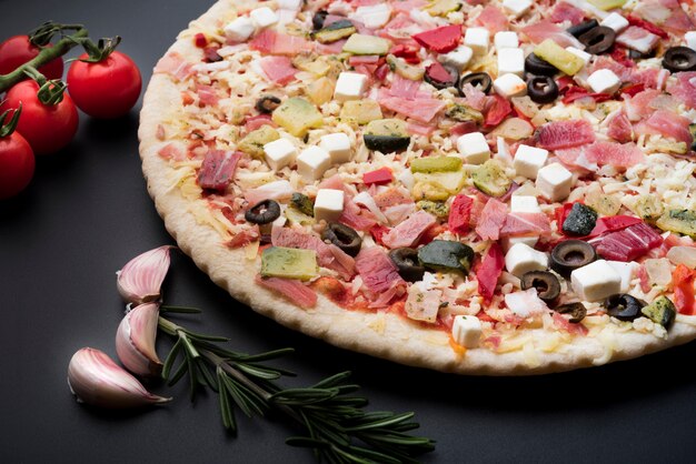 Close-up van heerlijke verse Italiaanse pizza op zwarte achtergrond