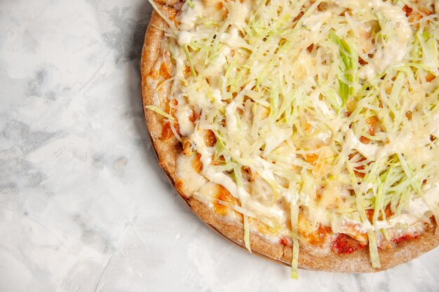 Close-up van heerlijke zelfgemaakte veganistische pizza op een gekleurd wit oppervlak met vrije ruimte