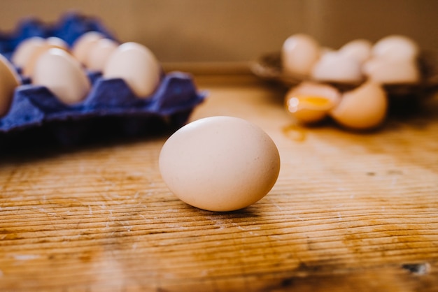 Close-up van hele eieren op houten tafel