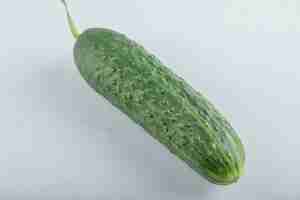 Gratis foto close-up van hele verse groene komkommer. hoge kwaliteit foto