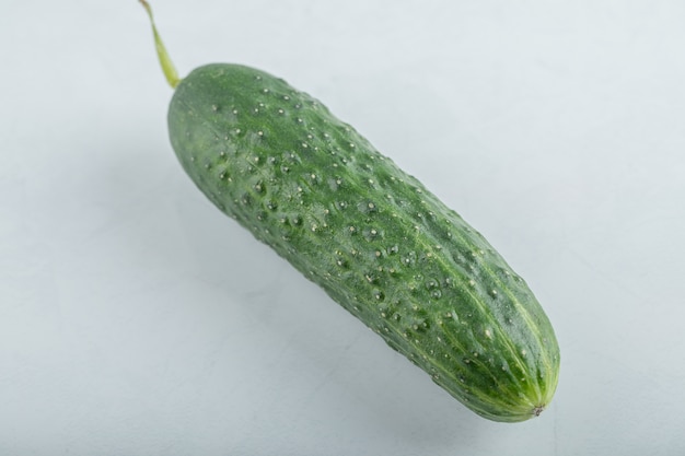 Close-up van hele verse groene komkommer. Hoge kwaliteit foto