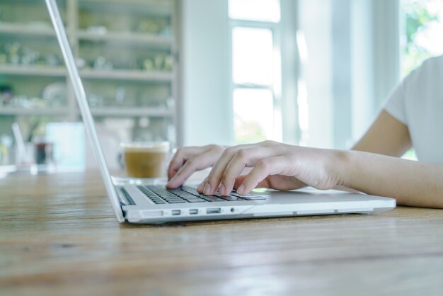 Close-up van het bedrijfsleven vrouw de hand te typen op een laptop toetsenbord