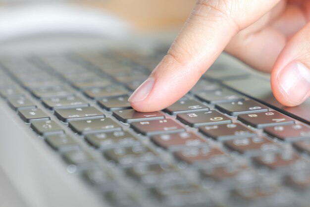 Close-up van het bedrijfsleven vrouw de hand te typen op een laptop toetsenbord