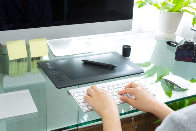 Close-up van het bedrijfsleven vrouw de hand te typen op het toetsenbord van de computer