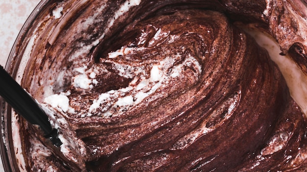 Close-up van het deeg van de gemengde chocoladecake in kom