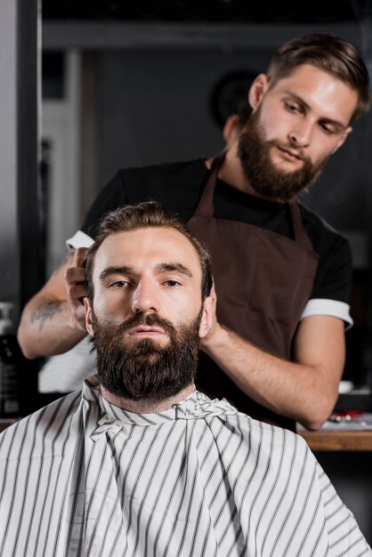 Close-up van het haar van een kapper het verzorgen man