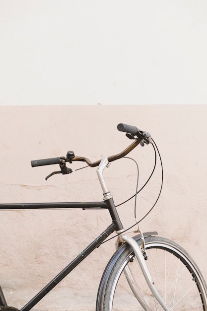 Close-up van het handvat van een cyclus voor tweekleurige muur