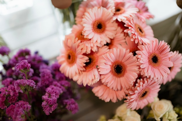 Close-up van het roze boeket van het gerbermadeliefje en purpere staat