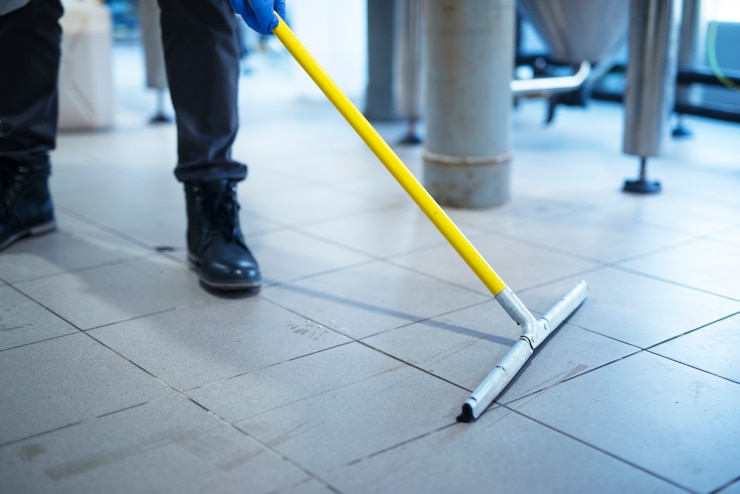 Gratis Foto close-up van het schoonmaken van de vloer van een industriële fabriek