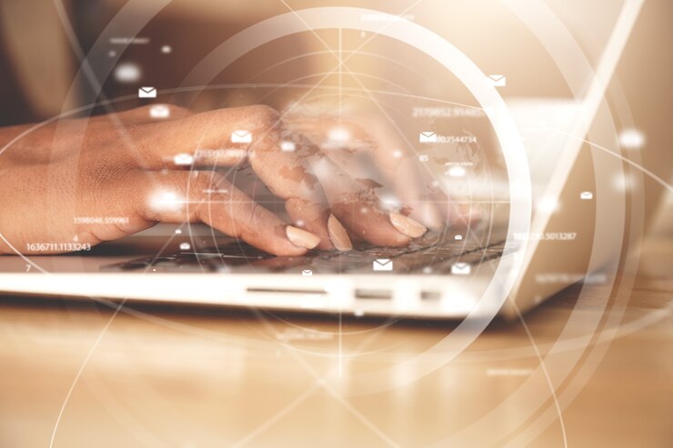 Gratis Foto close-up van het vrouwelijke typen op laptop toetsenbord