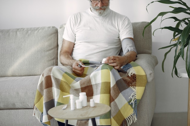 Gratis foto close-up van hogere mannelijke 70-75 jaar oud die de druk meten. man om haar bloeddruk te meten. gezondheid en zorg.
