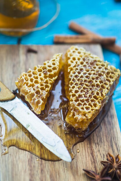 Close-up van honing kam stukken met mes op snijplank