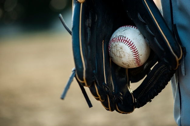 Close-up van honkbal dat in handschoen wordt gehouden