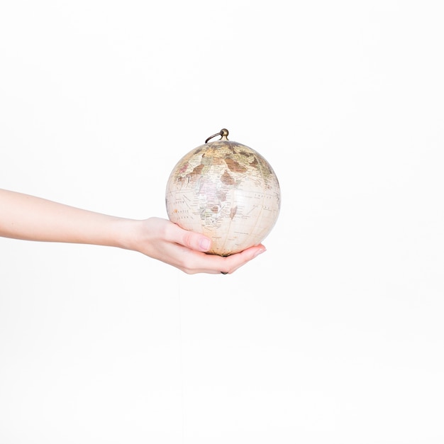 Close-up van iemands hand met globe slinger op witte achtergrond