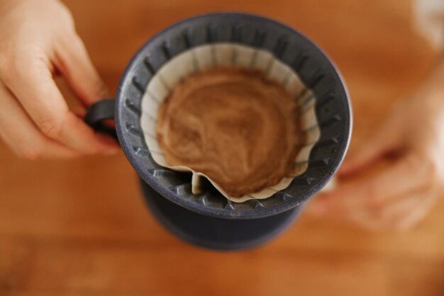 Close-up van infuuskoffie op bureautafel