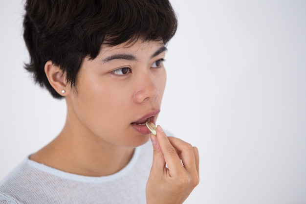 Close-up van Jonge Aziatische Vrouw Met Pillen