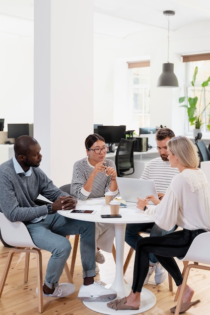 Close-up van jonge collega's die een vergadering hebben