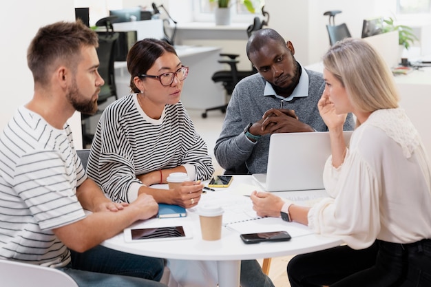 Close-up van jonge collega's die een vergadering hebben