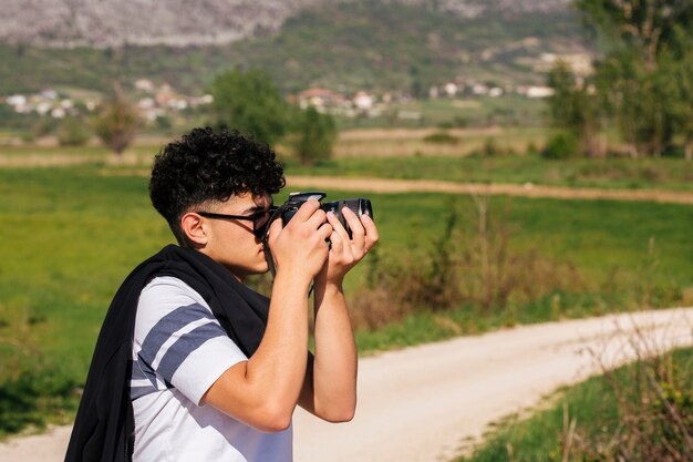 Close-up van jonge fotograaf die aardfoto neemt