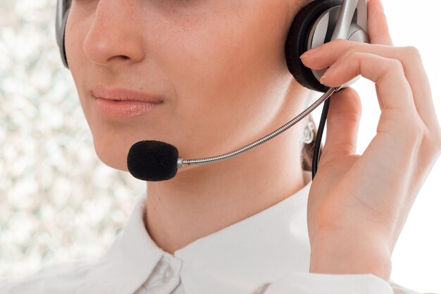 Close up van jonge mooie call center werknemer meisje met koptelefoon en microfoon poseren geïsoleerd op witte achtergrond Premium Foto
