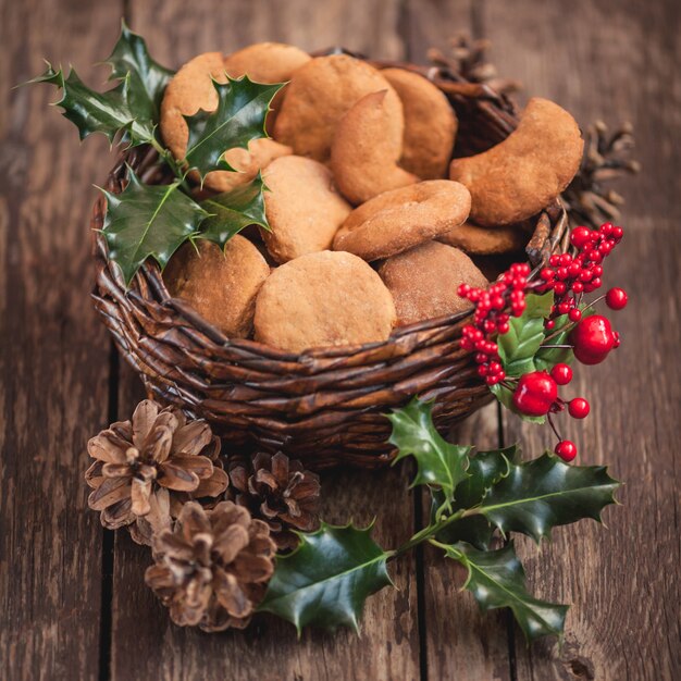 Close-up van kerstkoekjes in de mand